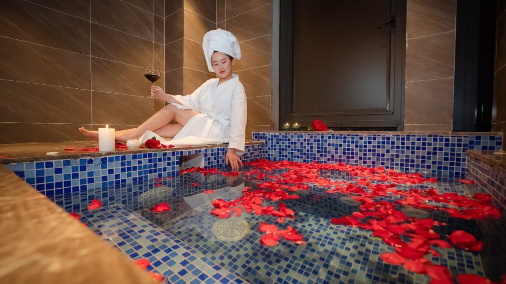 Du khách thư giãn tại Nesta Spa sau hành trình thưởng thức món ngon Hà Nội