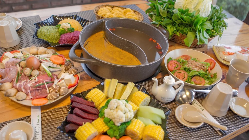 Lẩu bò Gia Lâm Đà Lạt nổi tiếng với nước dùng ngọt thanh và không gian bình dân