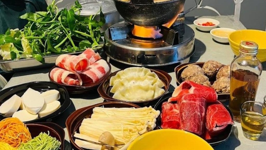 Nồi lẩu sườn bò hầm Lò Than Đà Lạt nghi ngút khói trên bếp than truyền thống