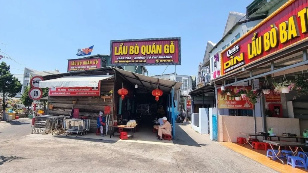 Lẩu bò Ba Toa Quán Gỗ Đà Lạt với nồi lẩu đầy đặn và hương vị truyền thống