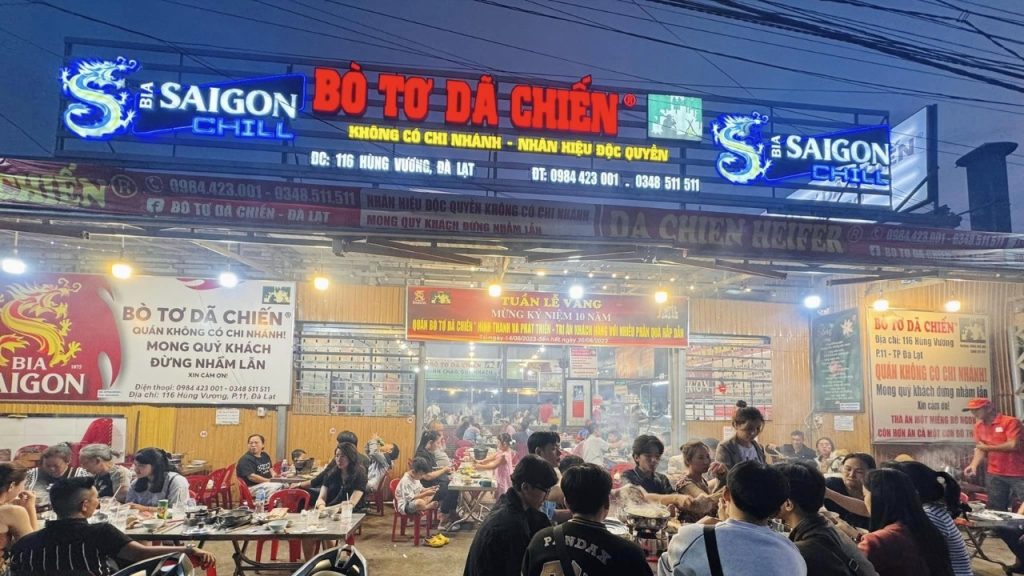 Lẩu bò Dã Chiến Đà Lạt với không gian rộng rãi