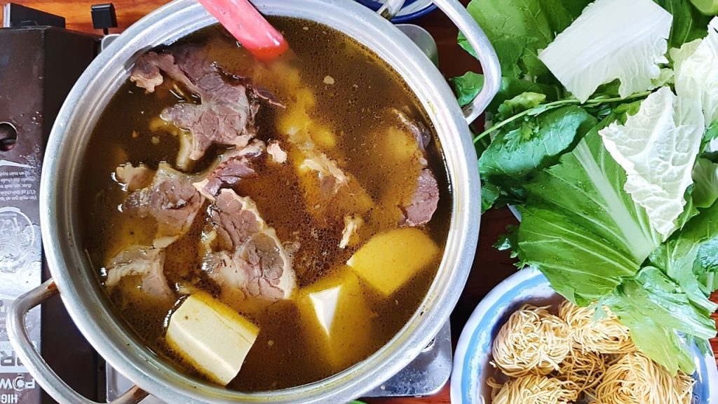 Lẩu bò Tiềm Yersin Đà Lạt với nước dùng thuốc Bắc thanh ngọt và bổ dưỡng