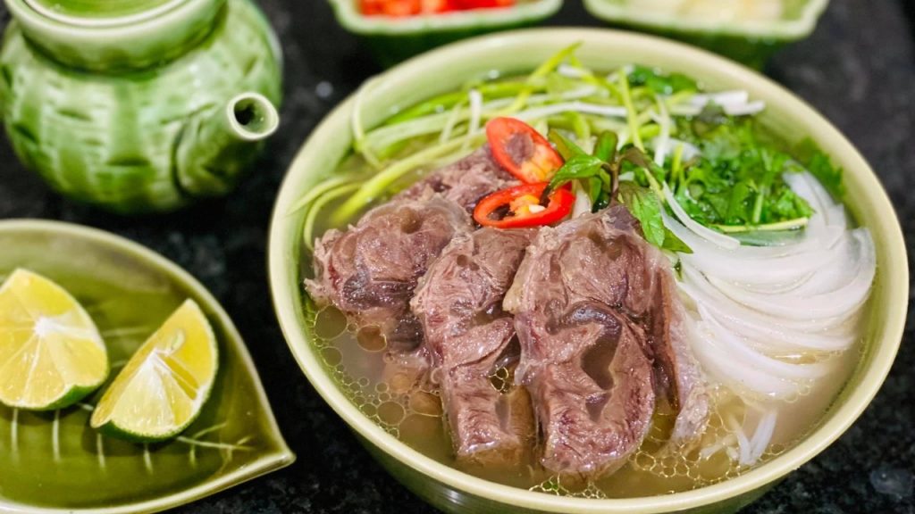 Tô phở Hà Nội truyền thống với nước dùng đậm đà và thơm ngon