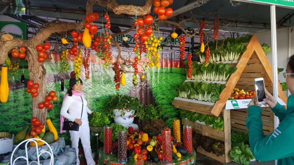 Phiên chợ rau hoa và khu triển lãm nông nghiệp công nghệ cao