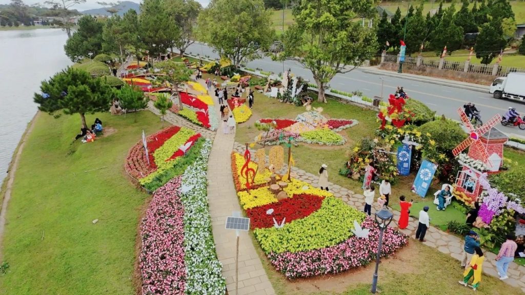 Không gian trưng bày hoa rực rỡ quanh hồ Xuân Hương và các làng hoa nổi tiếng của Đà Lạt