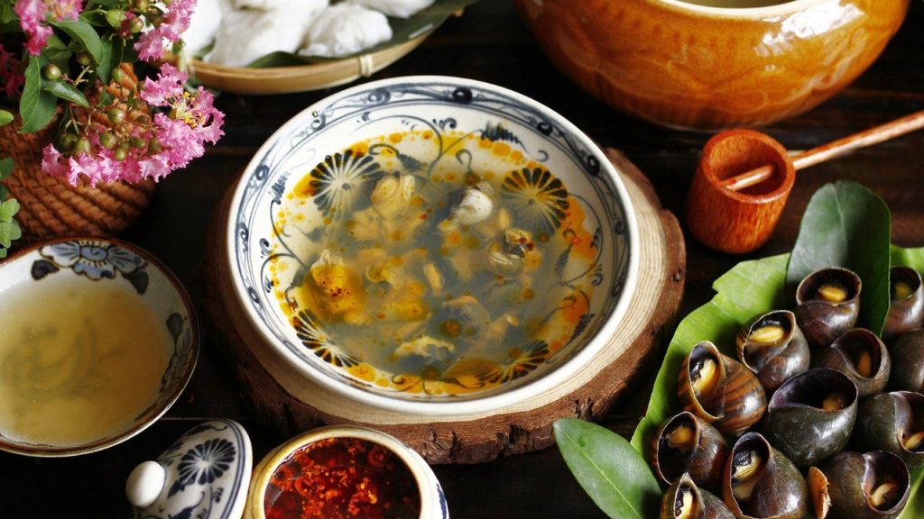 Bún ốc nguội và bún ốc riêu chua cay đậm đà hương vị địa phương