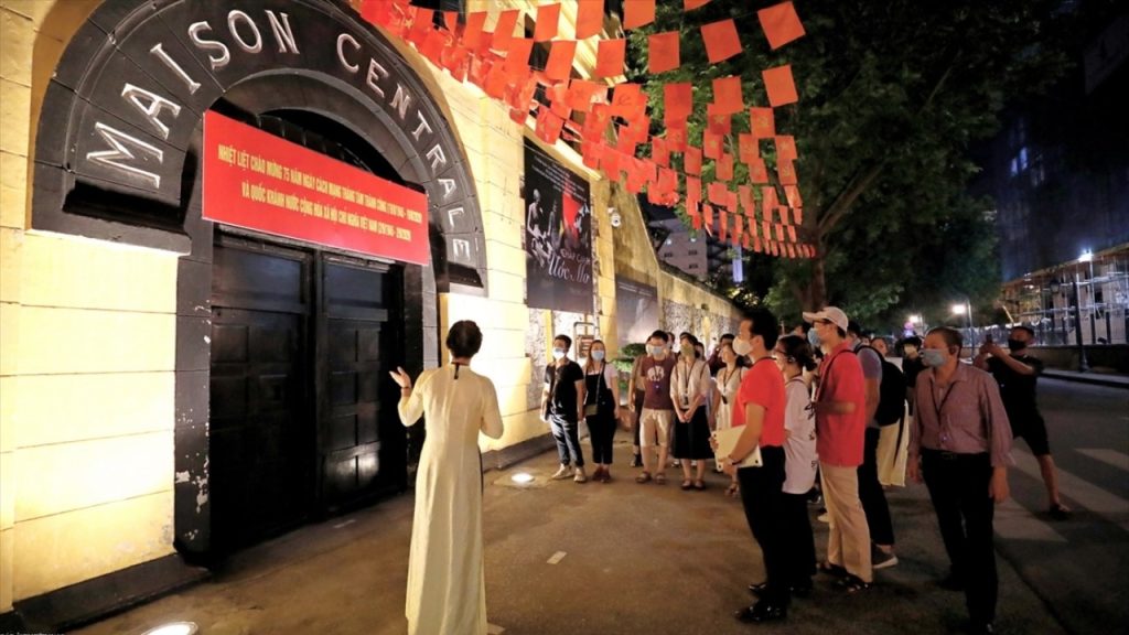 Du lịch Hà Nội trải nghiệm tour đêm Nhà tù Hỏa Lò với nhiều câu chuyện lịch sử