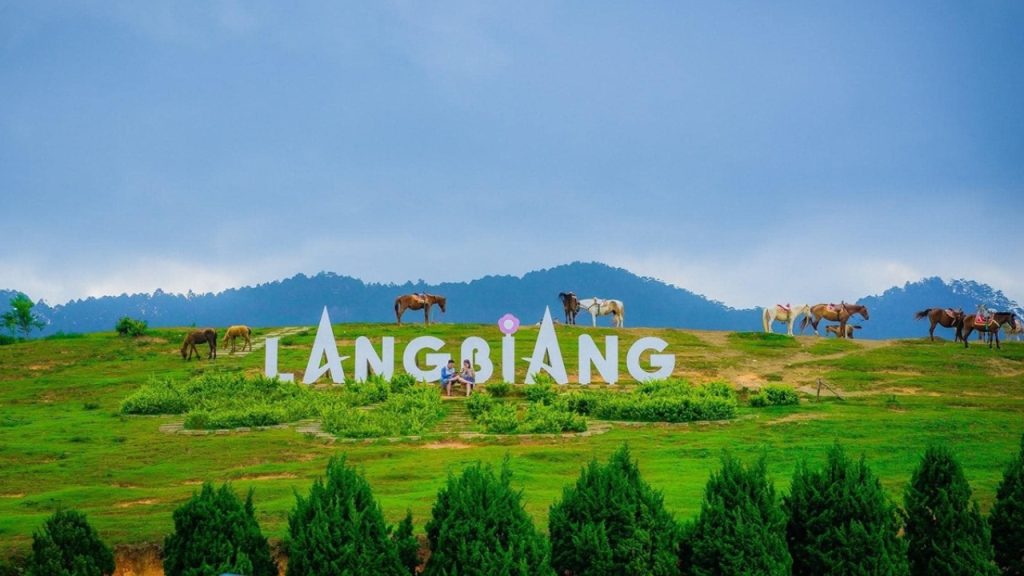 Chinh phục đỉnh Langbiang và ngắm toàn cảnh thành phố Đà Lạt từ trên cao