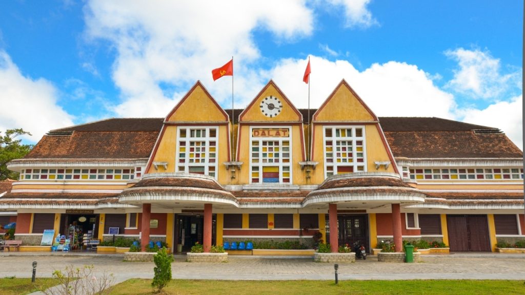 Kiến trúc cổ kính của Ga Đà Lạt – địa điểm check-in nổi tiếng