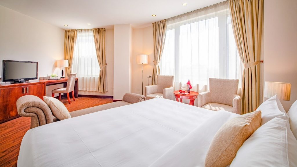 Nội thất sang trọng và tiện nghi trong phòng nghỉ tại Nesta Hanoi Hotel