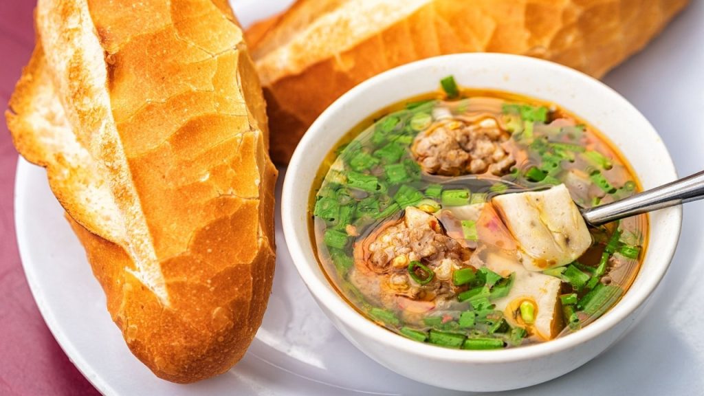 Món ngon Đà Lạt bánh mì xíu mại quen thuộc cho bữa sáng