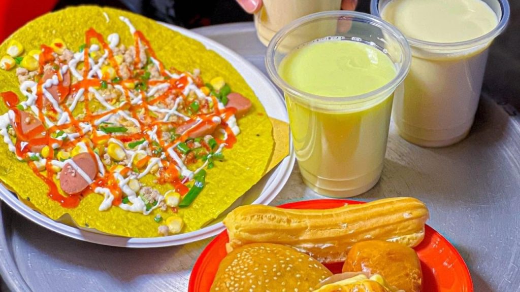 Bánh tráng nướng và sữa đậu nành nóng – combo món ngon Đà Lạt ăn vặt về đêm