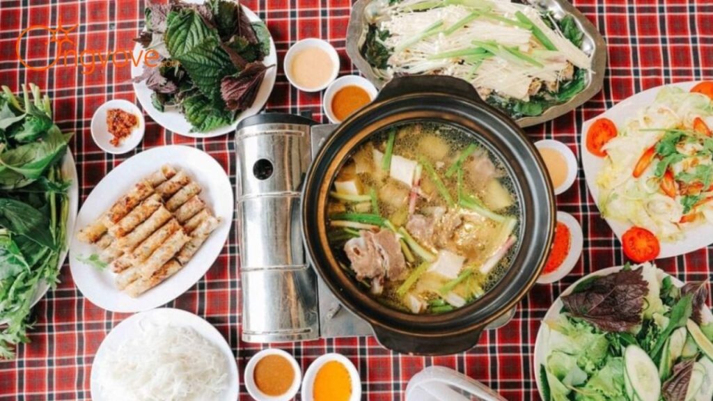 Lẩu bò Ba Toa được nhiều du khách yêu thích