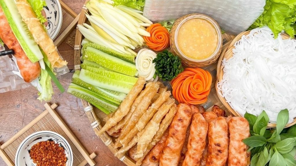 Món ngon Đà Lạt nem nướng với nước chấm đặc trưng