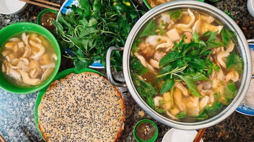 Lẩu gà lá é – món ngon Đà Lạt nổi tiếng với nước dùng thanh ngọt
