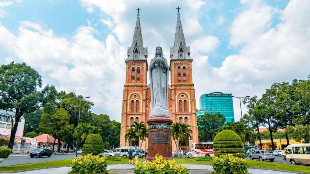 Nhà thờ Đức Bà cổ kính giữa trung tâm du lịch Sài Gòn