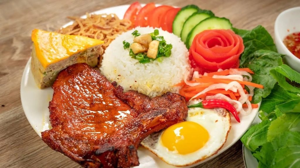 Đĩa cơm tấm sườn nướng đặc trưng của ẩm thực Sài Gòn