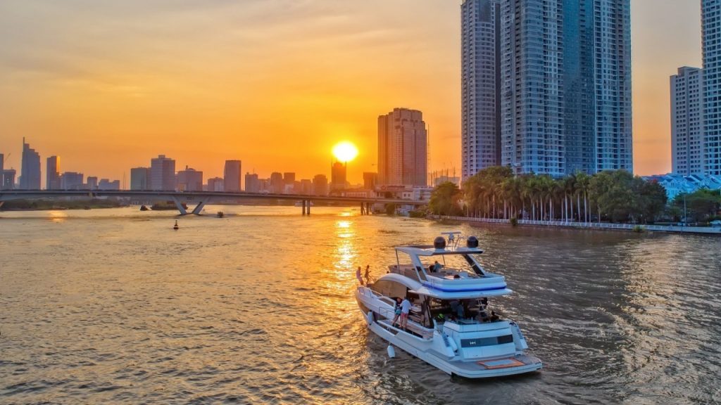 Bến Bạch Đằng ven sông Sài Gòn với khung cảnh hiện đại và thoáng mát