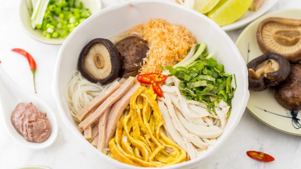 Bún thang Hà Nội với hương vị tinh tế và nguyên liệu phong phú