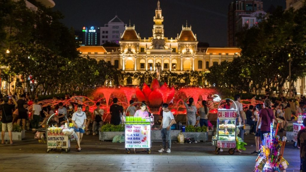 Phố đi bộ Nguyễn Huệ sôi động về đêm tại trung tâm TP.HCM