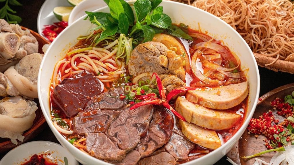 Tô bún bò đậm đà được nhiều du khách yêu thích tại TP.HCM