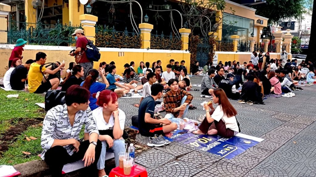 Trải nghiệm cà phê bệt gần Nhà thờ Đức Bà khi du lịch thành phố Hồ Chí Minh