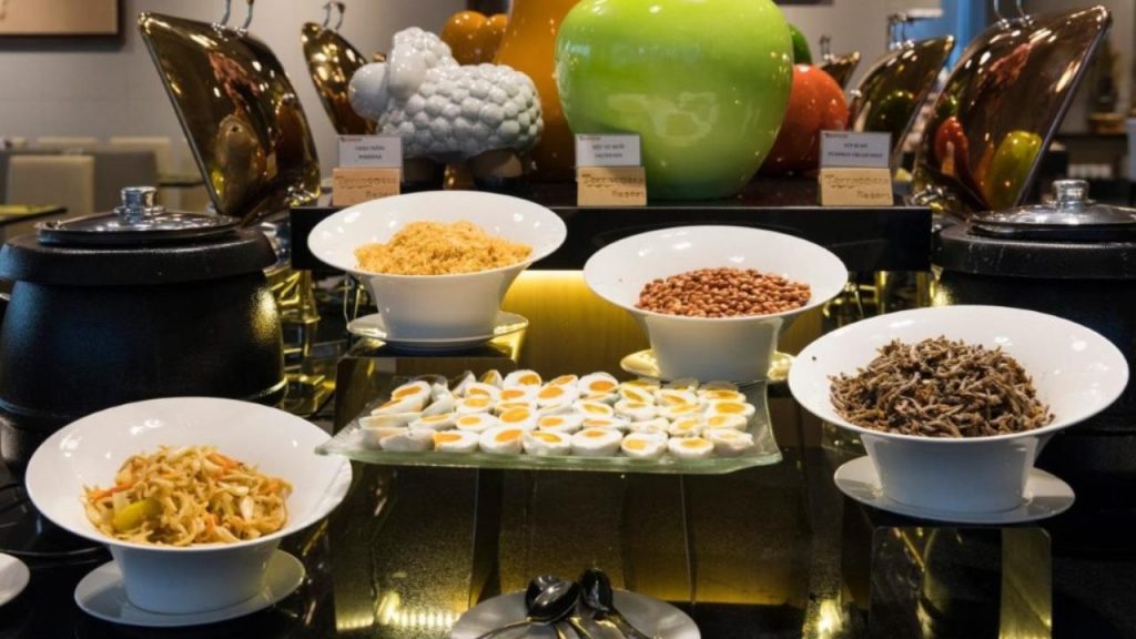 Buffet sáng tại Terracotta Hotel & Resort giữa không gian xanh của rừng thông hồ Tuyền Lâm (Nguồn: Terracotta Hotel & Resort)