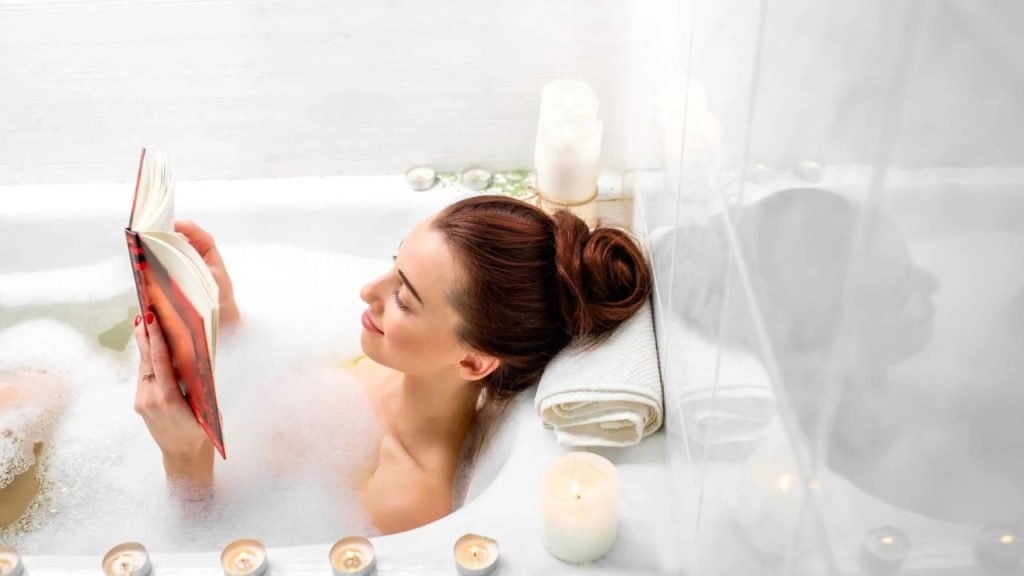 Muối tắm và viên tạo bọt cho trải nghiệm ngâm bồn tại khách sạn