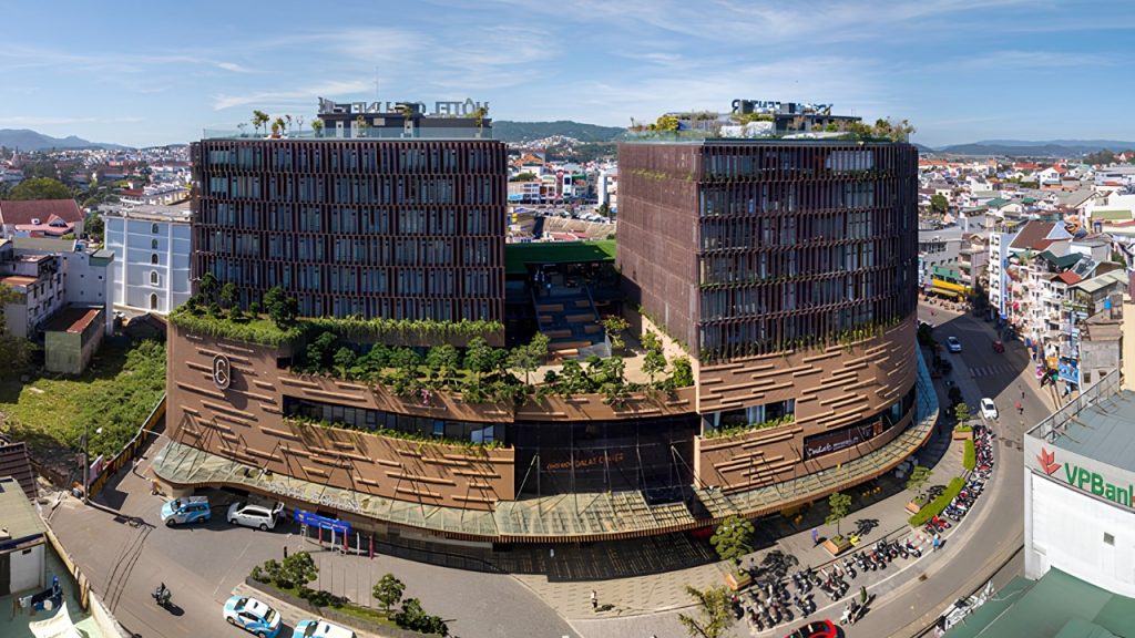Khách sạn Hotel Colline Dalat với góc nhìn thành phố và khu chợ trung tâm