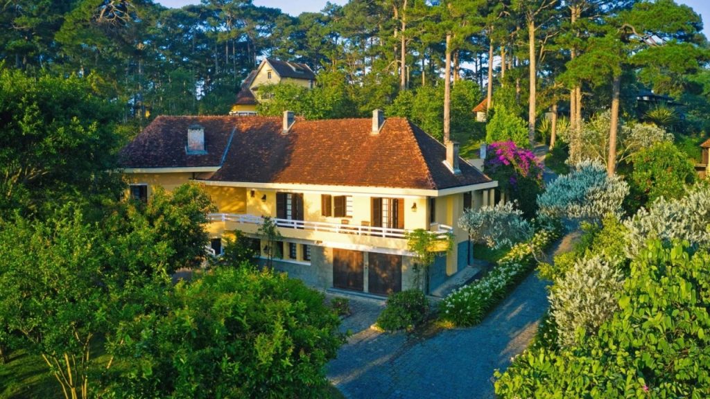 Khách sạn view đẹp ở Đà Lạt Ana Mandara Villas giữa rừng thông và biệt thự Pháp cổ