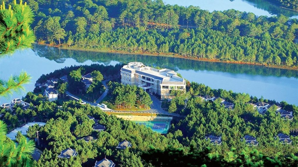 Khách sạn view đẹp Dalat Edensee Lake Resort & Spa nhìn ra hồ Tuyền Lâm