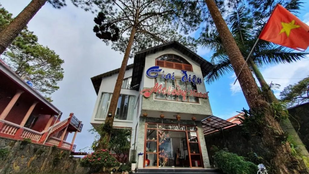 Melody Hotel gần Bến xe Đà Lạt với view đồi thông và thung lũng thoáng đẹp