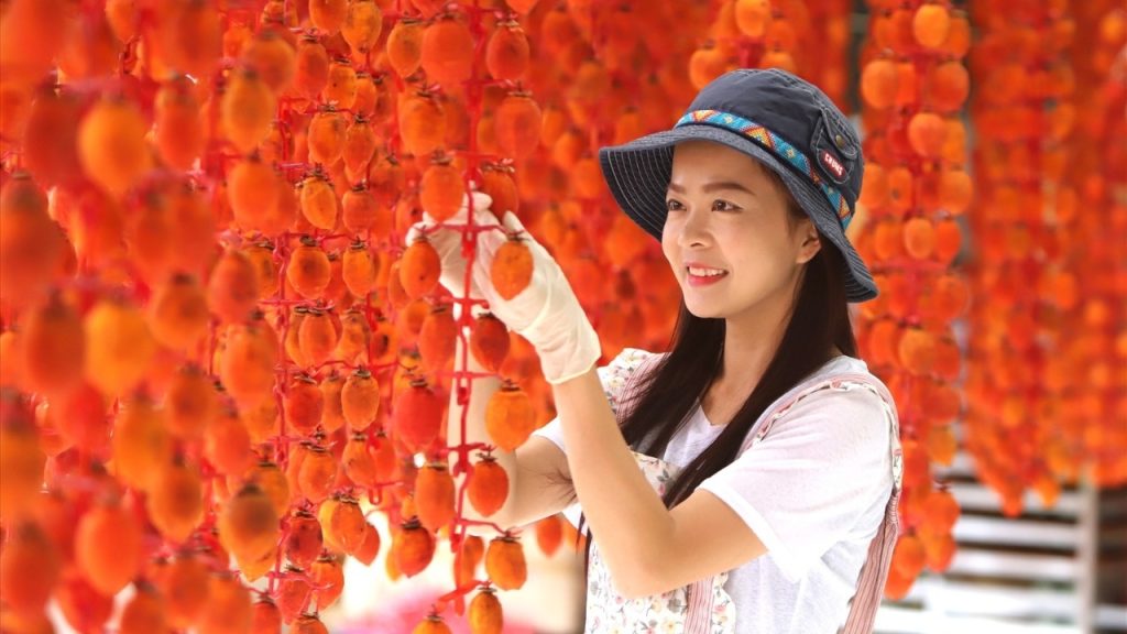 Công đoạn massage hồng trong quy trình làm hồng treo gió