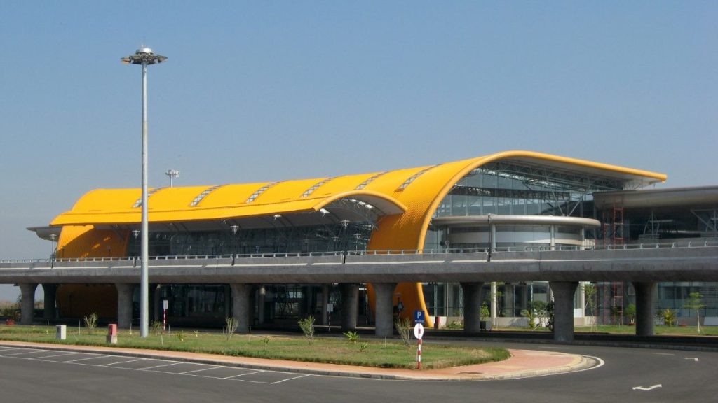 Không gian bên ngoài sân bay Liên Khương nhìn từ cổng chính