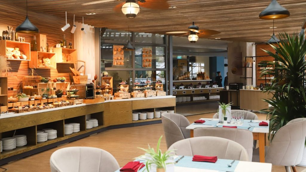 Các khách sạn có buffet sáng ở Đà Lạt nổi bật với thực đơn đa dạng và không gian ăn uống chất lượng