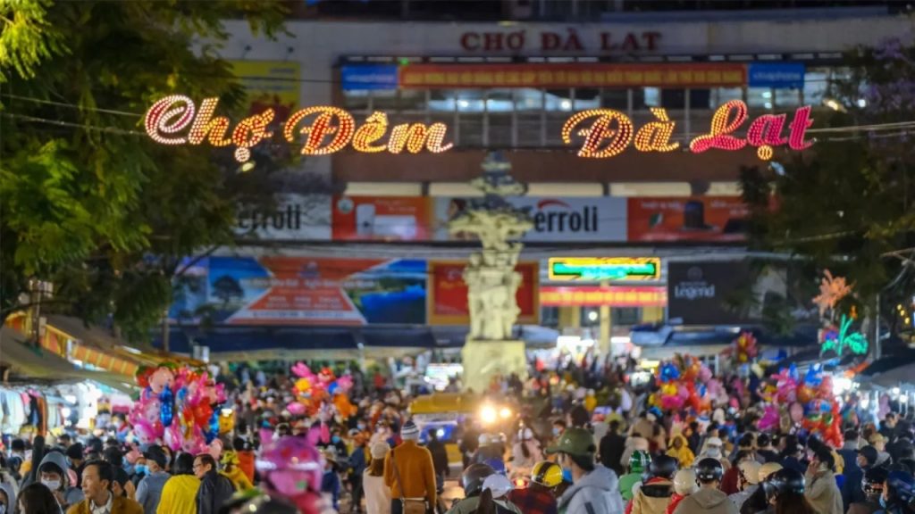 Du khách tham quan Chợ Đêm Đà Lạt vào buổi tối