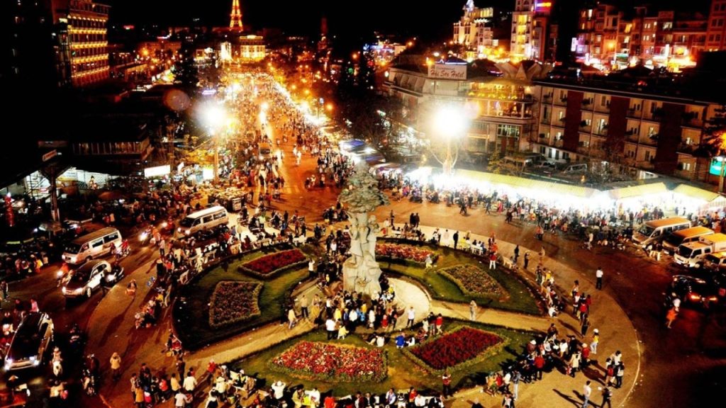 Không khí Đà Lạt buổi tối se lạnh và phố phường nhộn nhịp