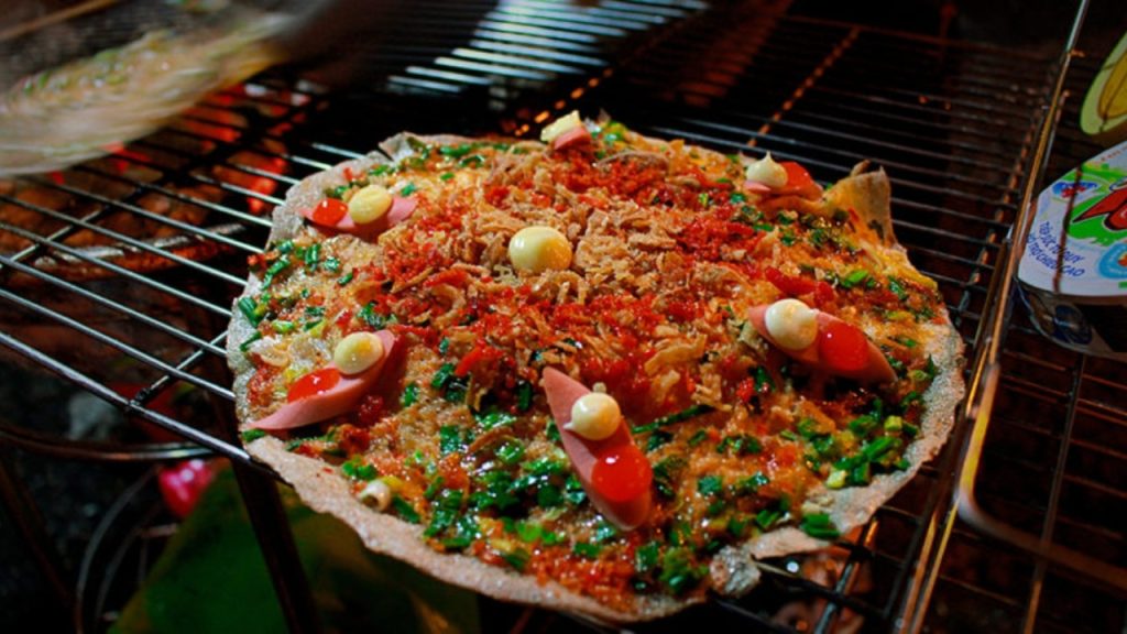Bánh tráng nướng nóng hổi tại khu Chợ Đêm Đà Lạt