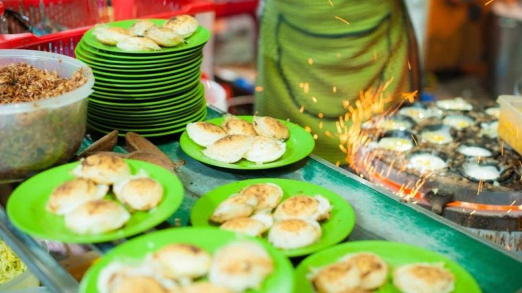 Bánh căn Nhà Chung Đà Lạt ăn cùng xíu mại gần Nhà thờ Con Gà