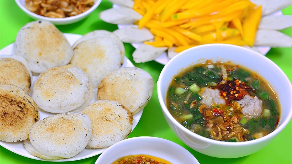 Bánh căn Lệ Đà Lạt với nhiều loại nhân và nước chấm xíu mại đậm vị