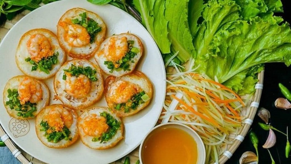 Bánh căn Đà Lạt vừa đúc nóng ăn cùng xíu mại và nước chấm đậm đà