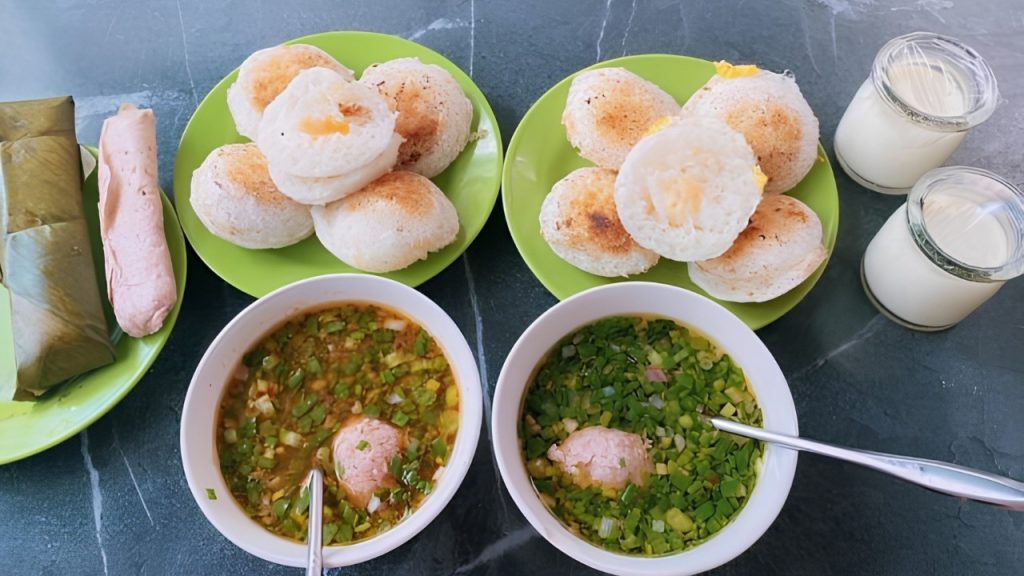 Bánh căn Gốc Cây Bơ Đà Lạt với bánh nóng và nước chấm xíu mại truyền thống