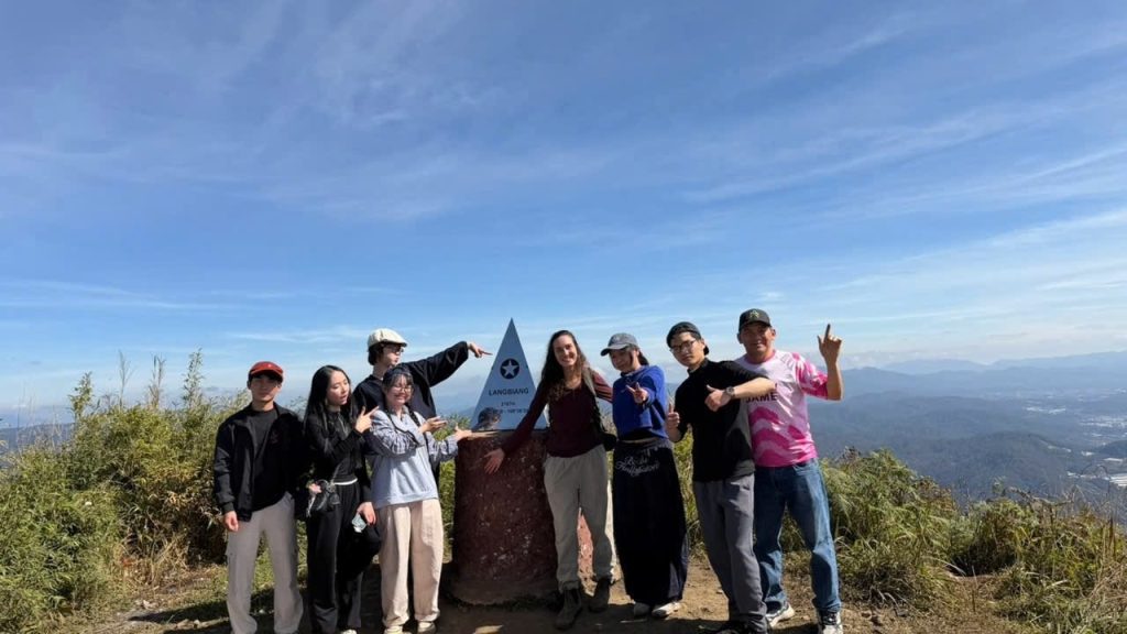 Cung đường trekking xuyên rừng dẫn lên đỉnh Bà Lang Biang