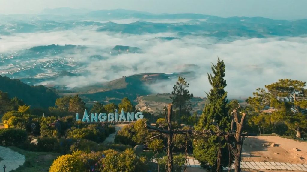 Lang Biang trong tiết trời se lạnh đặc trưng của Đà Lạt