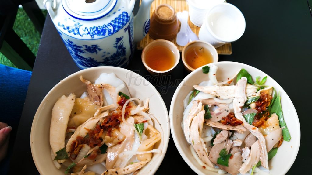 Bánh ướt lòng gà Thảo Đà Lạt với thịt gà xé, lòng gà và trứng non