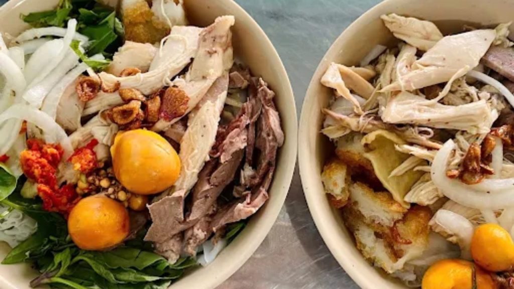 Bánh ướt lòng gà Trang Đà Lạt tại đường Tăng Bạt Hổ với phần gà và lòng gà đầy đặn
