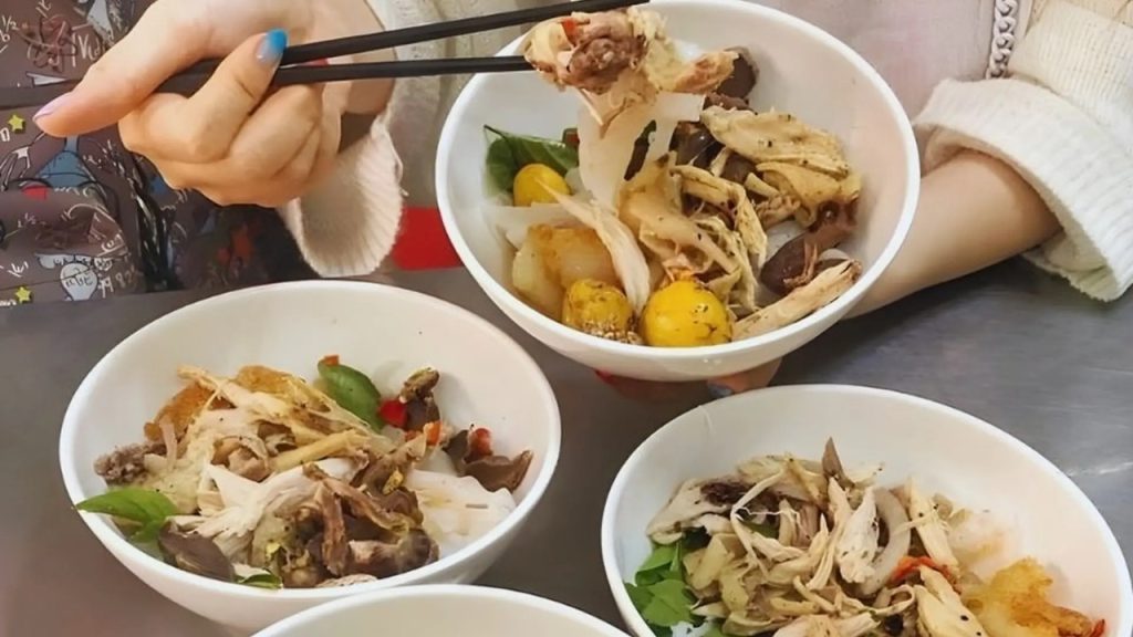Bánh ướt lòng gà Hằng Đà Lạt trên đường Phan Đình Phùng với nhiều món ăn kèm
