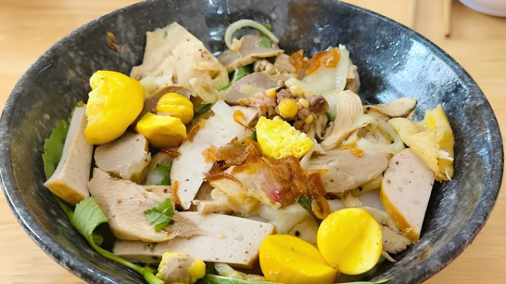 Bánh ướt lòng gà Long Đà Lạt trong hẻm Phan Đình Phùng với topping gà và lòng gà