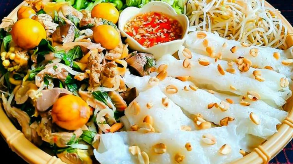Hương vị bánh ướt lòng gà Đà Lạt kết hợp bánh mềm, thịt gà, lòng gà và trứng non