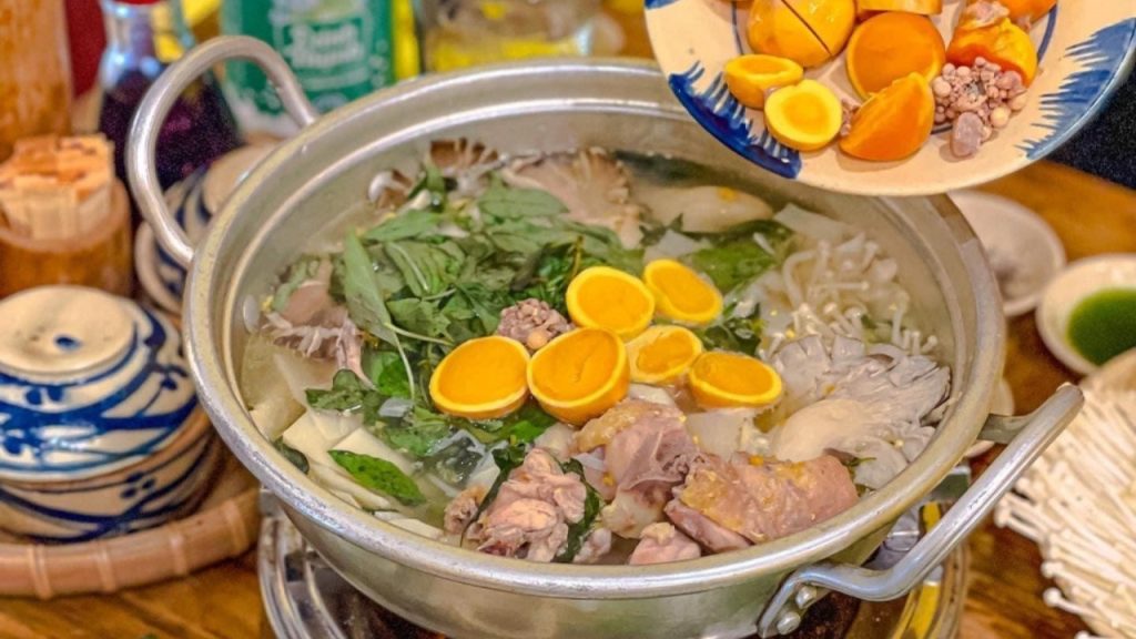 Lẩu gà lá é Phú Yên tại Đà Lạt với hương vị đậm đà và cay nhẹ